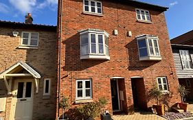 Stylish 3 Bedroom Townhouse For 5 Guests, Set In The Medieval Grid With Off Street Parking